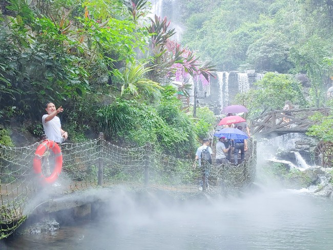 清遠(yuǎn)古龍峽半山腰風(fēng)景.jpg